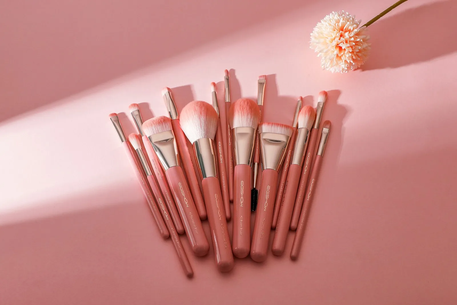 Gentle and romantic makeup brushes from Eigshow.